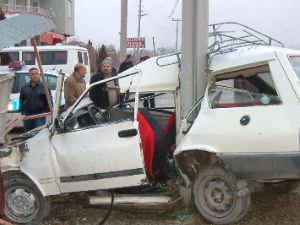 Ereğli'de otomobil direğe çarptı 1 yaralı