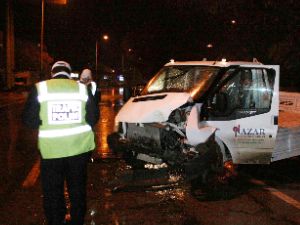 Refüje çıkan kamyonet Ağaca çarptı