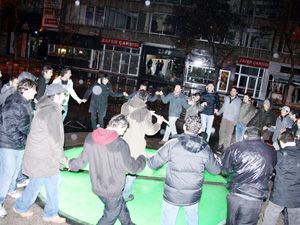 Matrax'a katılan gençler şehrin göbeğinde halay çekti