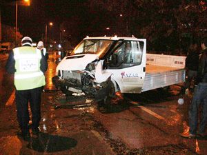 Refüje çıkan kamyonet ağaca çarptı 