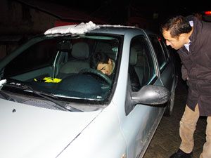 Otomobilinde sızan sürücü zor uyandırıldı