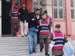 Gözaltına alınan 10 kişiden 5'i tutuklandı