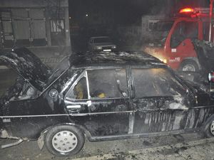 Park halindeki otomobil alev aldı