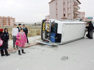 Öğrenci servisi kaza yaptı