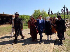 Başbakan Davutoğlu Diriliş Ertuğrul dizi setinde