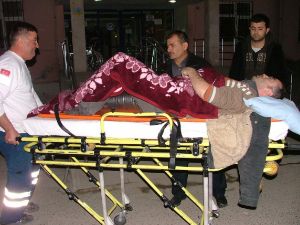 Önce Tır'a, sonra elektri direğine çarptı