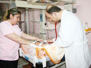 İki günlük bebek cami avlusuna terk edildi