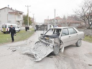 Öğrenci taşıyan minibüsle otomobil çarpıştı: 16 yaralı