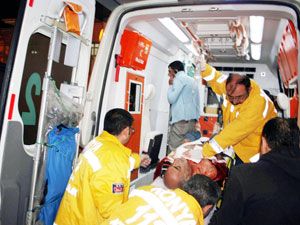 Baba-oğul kavgada bıçaklandı  