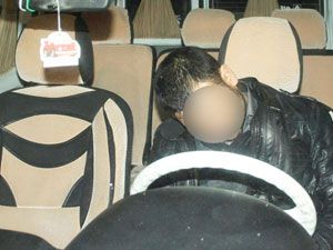 Alkollü sürücü direksiyon başında sızıp kaldı  