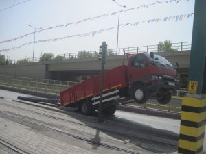 Aşırı yüklü kamyonet şaha kalktı