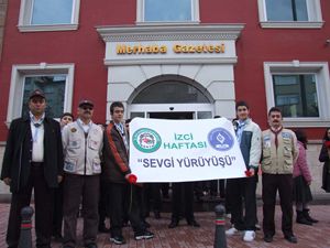 İzcilerden sevgi yürüyüşü
