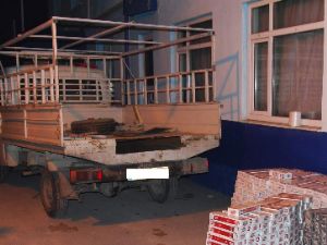 Kamyonet'te kaçak sigara zulası