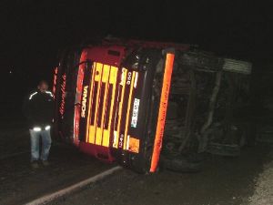 Kamyon buzdan kayarak devrildi