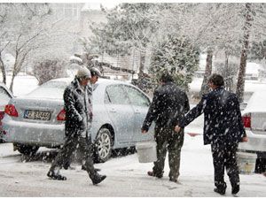 Yoğun kar yağışı Beyşehir’de ulaşımı olumsuz etkiliyor
