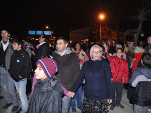 Veliler ücretsiz servis için yol kapattı