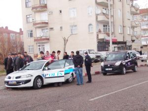 Camlarında film olan otomobiller denetlendi