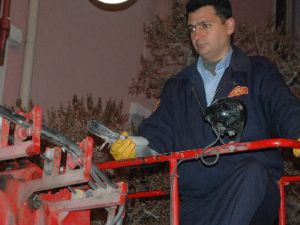 Hastane çatısındaki güvercini donmaktan itfaiye kurtardı