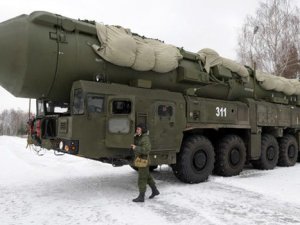 Rusya'da dubalarla taşınan dev füzeler