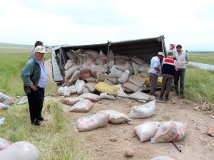 Yunak’da Kamyon Şarampole Devrildi: 2 Yaralı