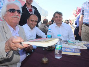 Tarihçi Yazar Bahadıroğlu Kitaplarını İmzaladı