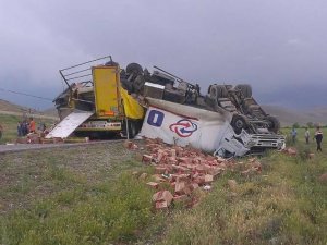 İki tır çarpıştı: 2 ölü, 1 yaralı