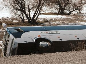 Çinli turistleri taşıyan otobüs devrildi