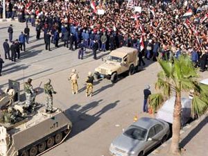 Mısır'da ordu Tahrir Meydanı'nda!