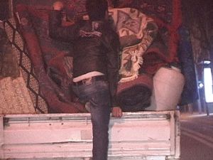 Kamyonet kasasında tehlikeli yolculuk