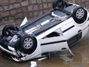 Otomobil dereye düştü 1 kişi yaralandı