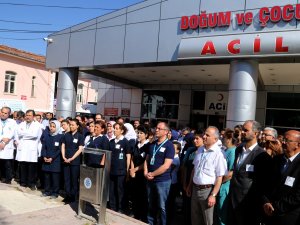 Sağlık çalışanları öldürülen doktor için iş bıraktı