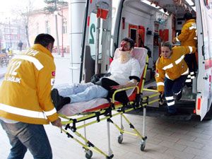 Otomobil kaldırımdaki ağaca çarptı