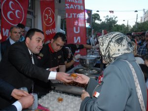 MHP Lokma Tatlısı Dağıttı