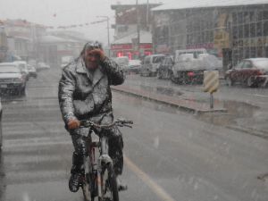 Karapınar’da kar yağışı hayatı olumsuz etkiledi