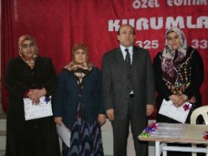 60 yaşındaki Rabia Bildirici de sertifika aldı