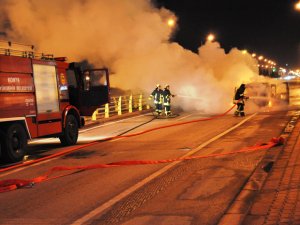 Kaza geçiren damadını aldı, yolda arabası yandı