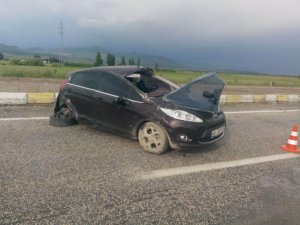 Otomobil bariyerlere çarptı: 3 yaralı