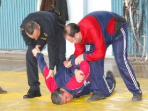 Akşehir'de polislere yakın savunma teknikleri kursu