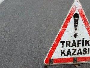 AK Parti seçim minibüsü kaza yaptı: