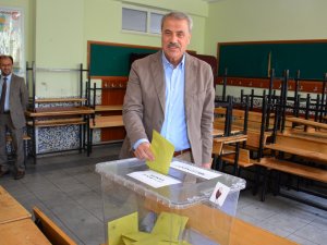 AK Parti vekil adayları oylarını kullandı