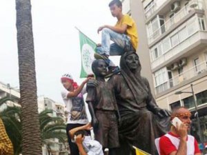 HDP'liler İzmir'de Atatürk heykelinin üzerine çıktı