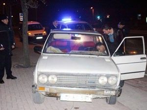 Hırsızlık zanlısı polisi görünce otomobili bırakıp kaçtı