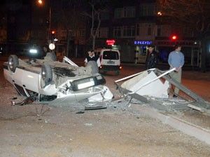 Cüzdanını almak isterken otomobiliyle takla attı