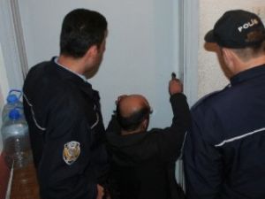 Kilitli kalan yaşlıyı polis kurtardı