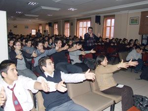 Öğrencilere, hipnozlu başarı semineri
