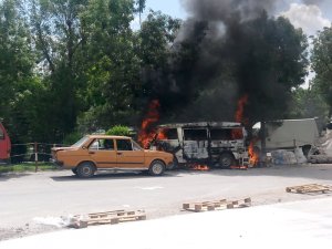 Suriyelilerin kaldığı araç alev aldı