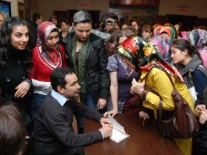 Ahmet Şerif İzgören yoğun ilgi gördü
