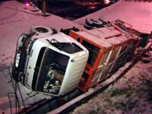 Kamyon uçuruma yuvarlandı: 1 ölü