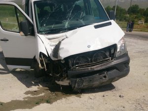 Yolcu midibüsü trafik levhasına çarptı: 8 yaralı