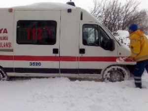 Kapanan yolda güçlükle hastaneye ulaştırıldılar